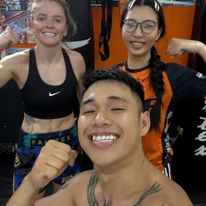 tap-luyen-muay-thai-cung-nguoi-nuoc-ngoai-tai-wolf-muay-thai-gym