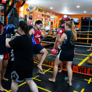 lop-muay-thai-cho-nu-tai-quan-5-khoe-khoan-ban-linh
