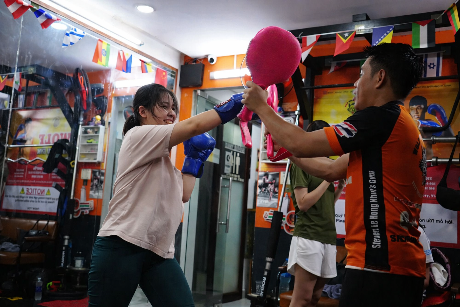 Head Coach Steven Le Hong Nhut huong dan hoc vien nu - Coach Steven training female students