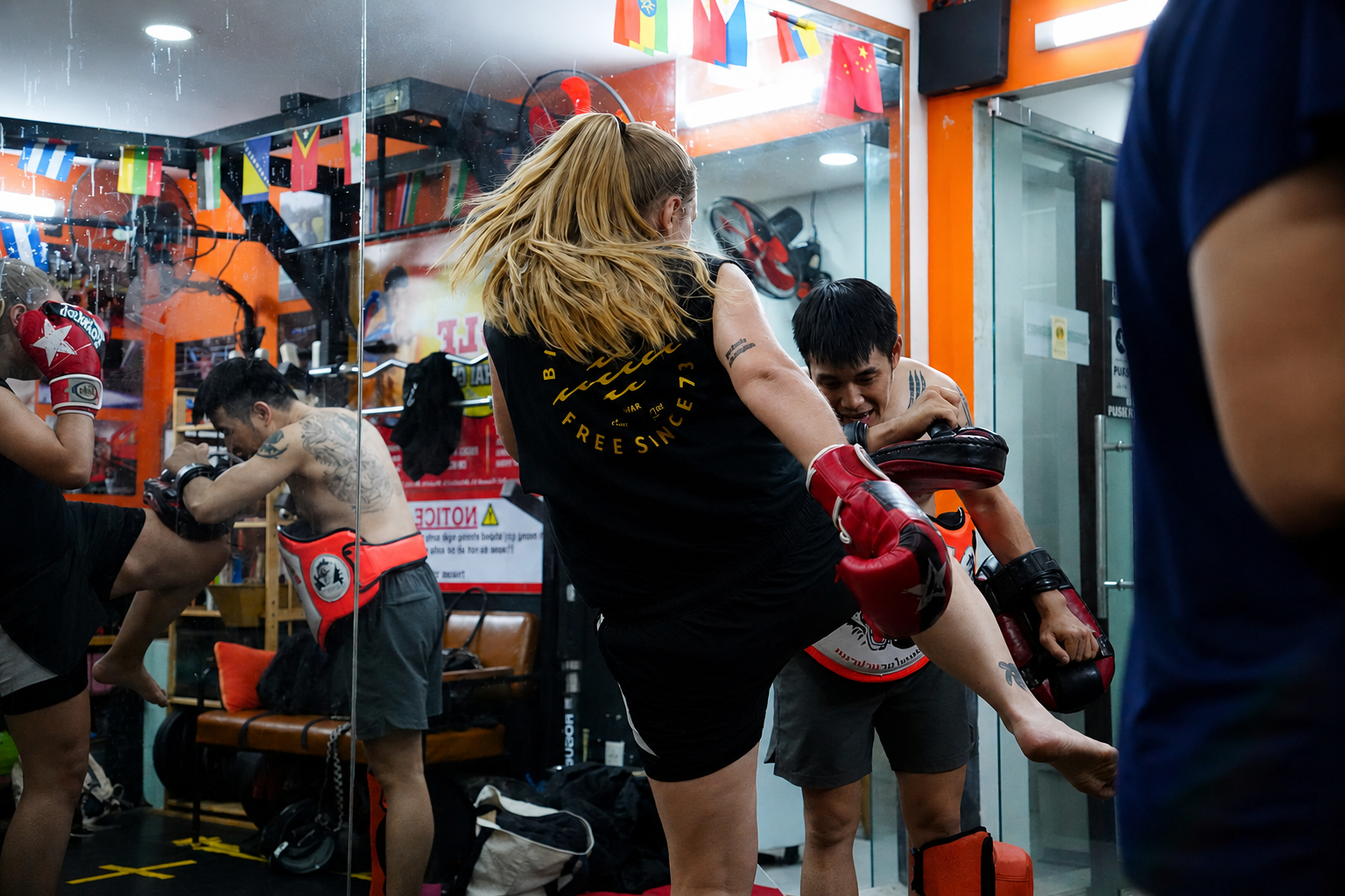 Học Muay Thai ở Sài Gòn trang bị kỹ năng tự vệ cho phái đẹp - Learn Muay Thai in Saigon for self defense