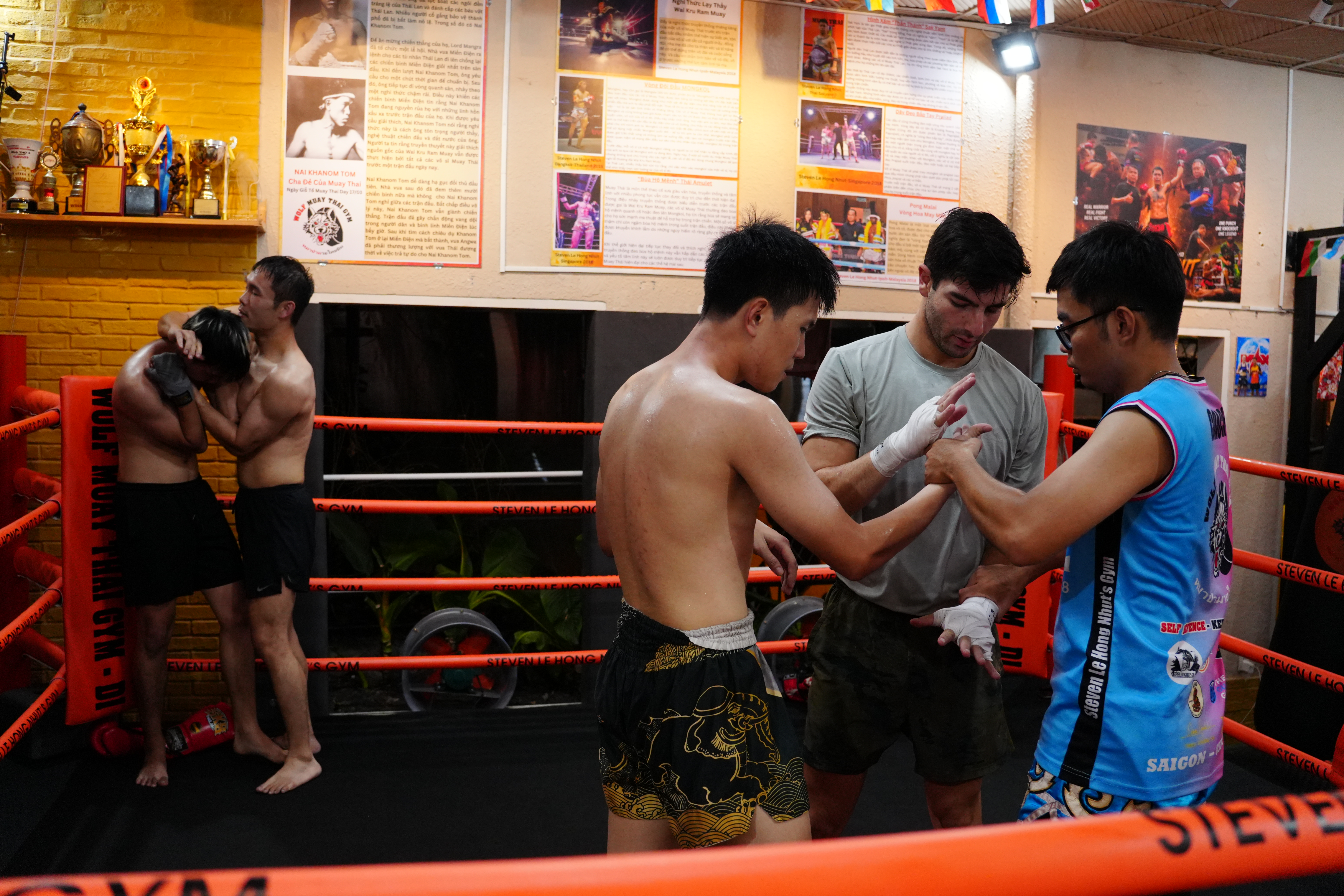 Hoc vien quoc te tap luyen Muay Thai tai Wolf Gym Quan 1