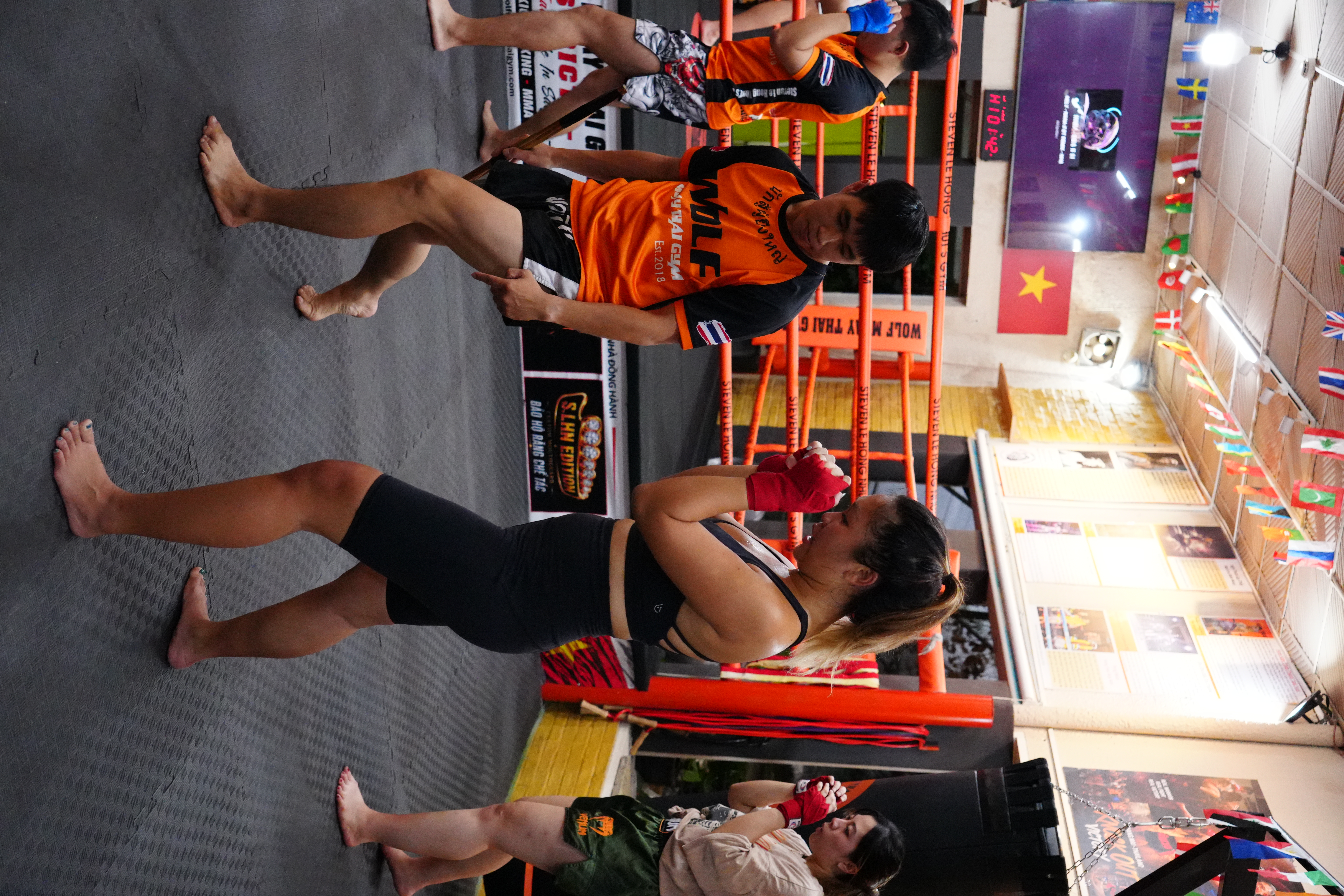 Head Coach Steven trực tiếp hướng dẫn kỹ thuật lớp nhóm Muay Thái cho nữ.