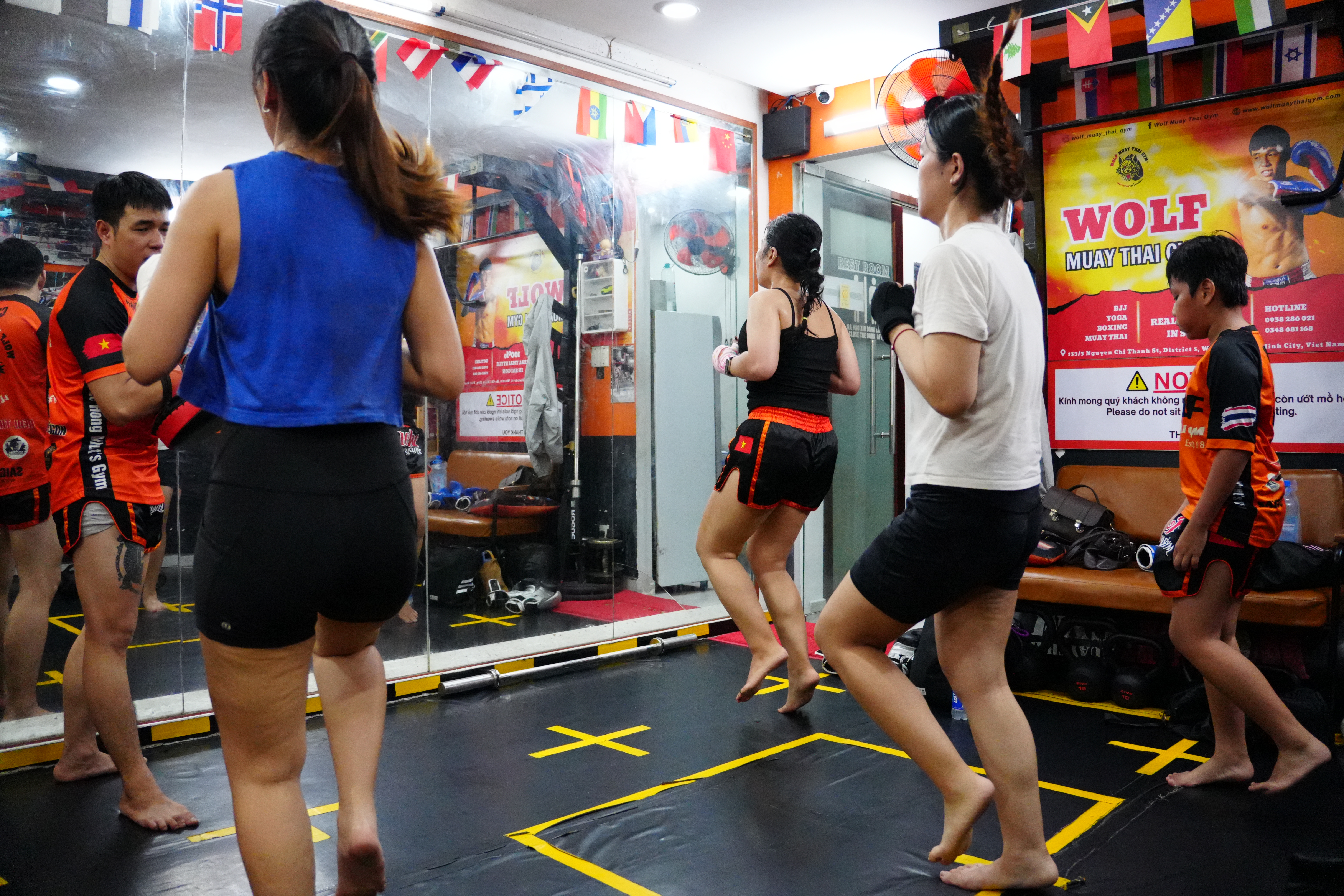 Không khí sôi nổi tại lớp tập Muay Thái nhóm cho nữ ở phòng tập Quận 5.